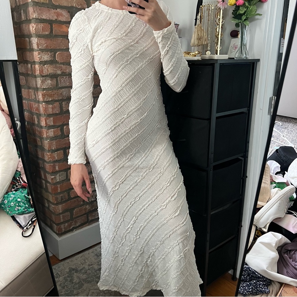 Elegant White Textured Long Sleeve Dress